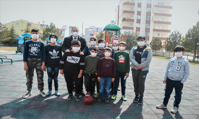 Niğde Belediye Başkanı Emrah Özdemir İlhanlı Mahallesi’ndeki Çocuklarla Buluştu