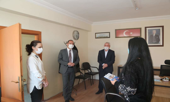Başkan Özdemir’den Kadın Personele Anlamlı Jest