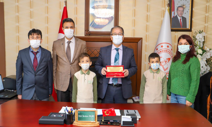 İl Milli Eğitim Müdürümüz Halil İbrahim YAŞAR, “Objektifimden Anı Yakala” Projesi Kapsamında Mehmet ve Emet Aydoğan İlkokulu Öğretmen ve Öğrencilerini Makamında Kabul Etti