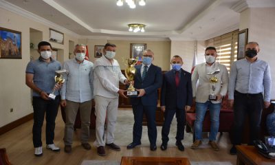 Niğde 51 Masterler Futbol Takımı Valimiz Sayın Yılmaz Şimşek’i Makamında Ziyaret Etti