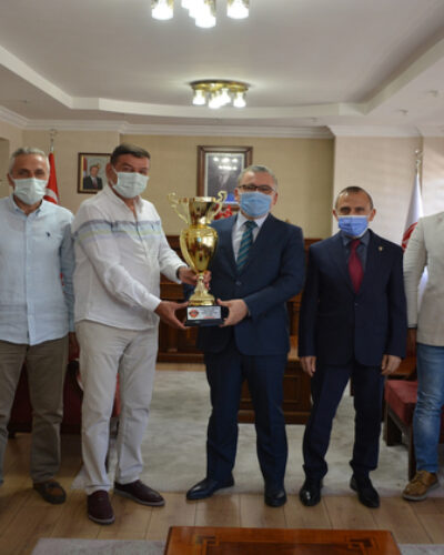 Niğde 51 Masterler Futbol Takımı Valimiz Sayın Yılmaz Şimşek’i Makamında Ziyaret Etti