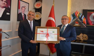 Vali Yılmaz Şimşek’e Altunhisar’dan Fahri Hemşehrilik Beratı