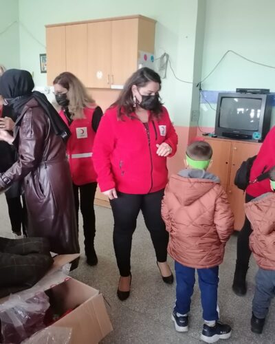 Kızılay’dan Himmetli Okuluna Mont Yardımı