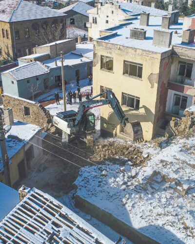 KALE ÇEVRESİ KORUMA VE YENİLEME PROJESİNDE YIKIM AŞAMASINA GEÇİLDİ