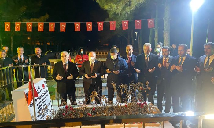 Bakan Varank Kahraman Şehidin Kabrinde Dua Okudu