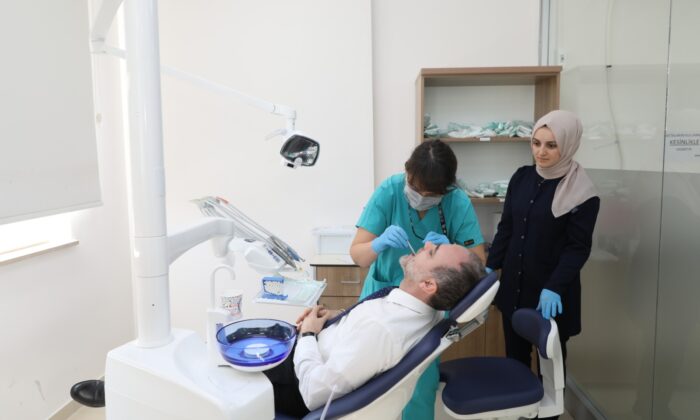 Diş Hekimliği Fakültesi’nin İlk Hastası Rektör Uslu Oldu