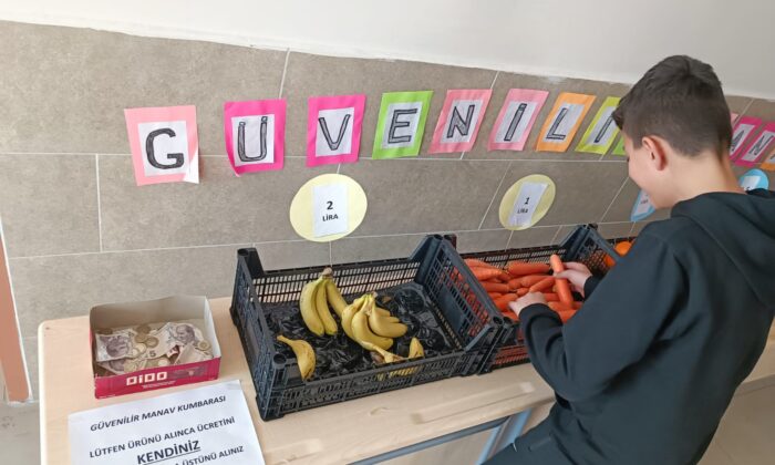 Okuldaki ‘Güvenilir Manav’da Dürüstlüğü Öğreniyorlar