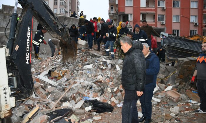 7.4 büyüklüğünde deprem: 10 kenti vurdu