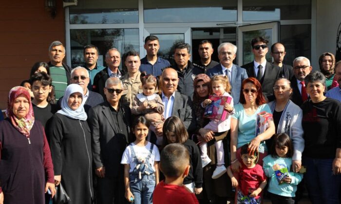 Vali Koç, Depremzedelerle Bayramlaştı