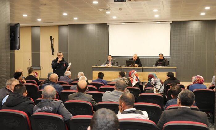 Vali Koç Niğdeli depremzedelerle görüştü