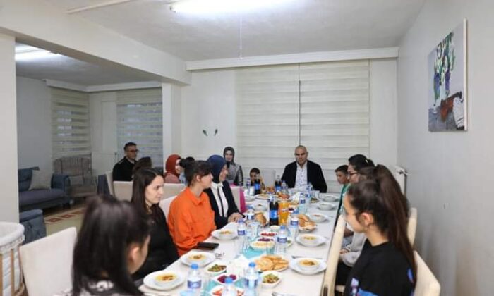 Koç çifti çocuklarla iftar yaptı