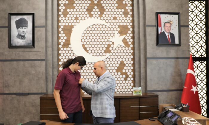 Vali Koç’tan TYT Türkiye birincisine altın!