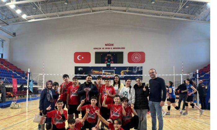 İlçemiz Fahri Kirt Ortaokulu Yıldız Erkekler Voleybol takımımız Niğde İl Şampiyonu Oldu