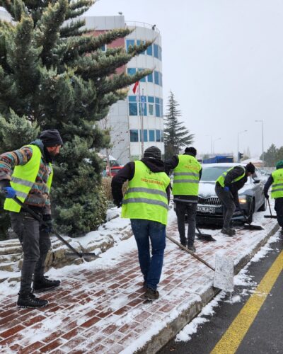 NİĞDE BELEDİYESİ, KENT GENELİNDE KARLA MÜCADELE ÇALIŞMASI BAŞLATTI