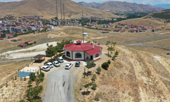 ULUKIŞLA BELEDİYESİ’NDEN YENİ SOSYAL ALAN: BAYRAK TEPE HİZMETE AÇILDI