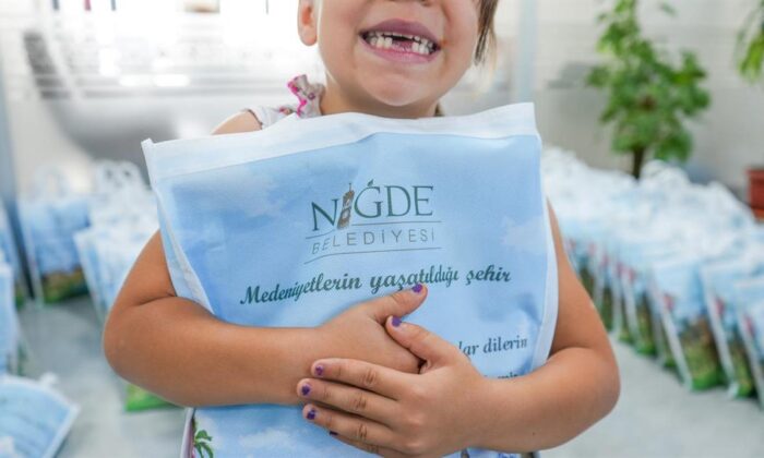 NİĞDE BELEDİYESİ ‘OKUL FORMASI VE KIRTASİYE YARDIMI’ GELENEĞİNİ SÜRDÜRÜYOR