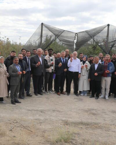 NİĞDE ÖMER HALİSDEMİR ÜNİVERSİTESİ’NDEN SOFRALARA: 200 TON ELMA HASADI