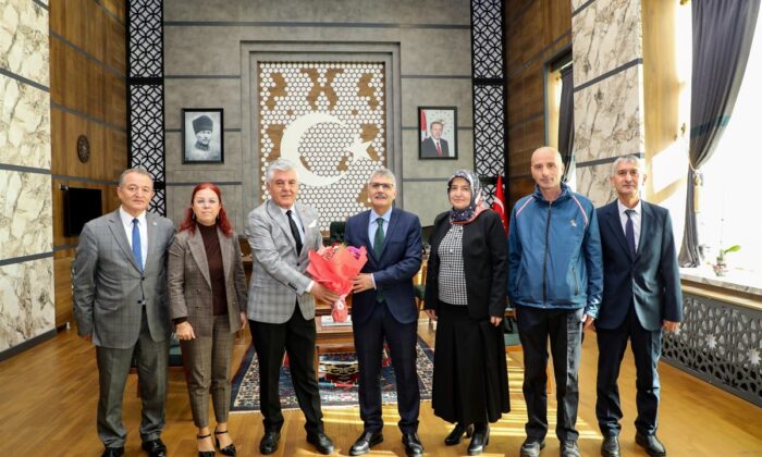 VALİ CAHİT ÇELİK, PTT’NİN 184. YILDÖNÜMÜ DOLAYISIYLA ZİYARETÇİLERİ KABUL ETTİ