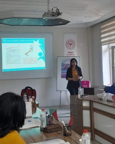 NİĞDE’DE AKADEMİSYENLERE ANNE SÜTÜ EĞİTİMİ VERİLDİ