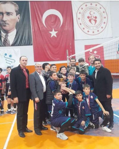 BOR ONUR EKEMEN ORTAOKULU VOLEYBOL TURNUVASINDA ŞAMPİYON OLDU