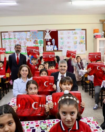 VALİ CAHİT ÇELİK, ÇOCUKLARIN KARNE SEVİNCİNE ORTAK OLDU