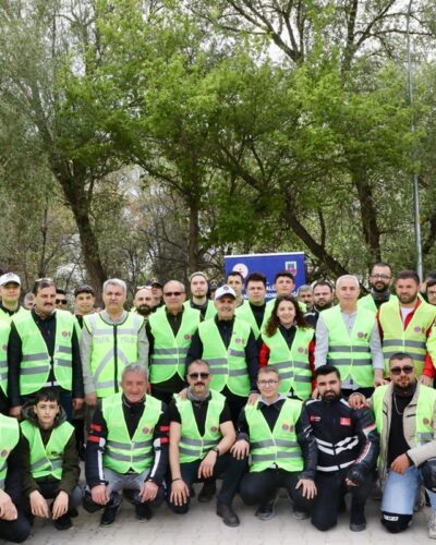 TRAFİK GÜVENLİĞİNDE FARKINDALIK İÇİN NEON SARI YELEK DAĞITILDI