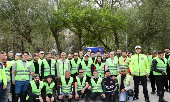 TRAFİK GÜVENLİĞİNDE FARKINDALIK İÇİN NEON SARI YELEK DAĞITILDI