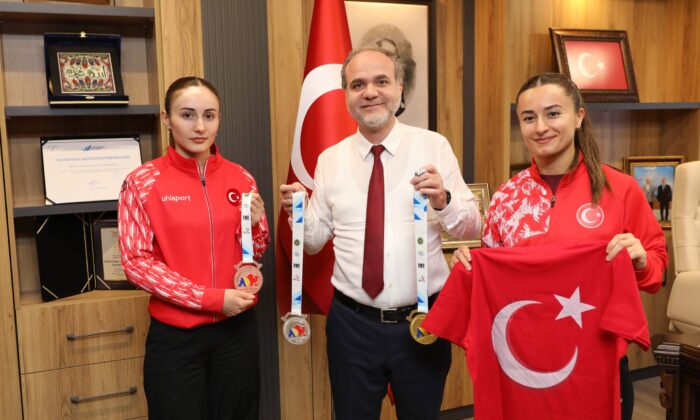 AVRUPA ŞAMPİYONASINDA MADALYA KAZANAN MEZUNLARDAN REKTÖR USLU’YA ZİYARET