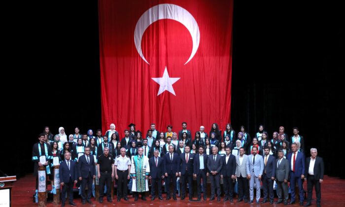 NİĞDE ÖMER HALİSDEMİR ÜNİVERSİTESİ MEZUNİYET TÖRENİ DÜZENLEDİ
