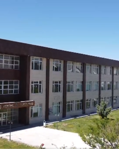 NİĞDE’DE MIZRAK KAMPÜSE SIĞMIYOR: DİŞ HEKİMLİĞİ FAKÜLTESİ HASTANESİ İHTİYACI GÜN GİBİ ORTADA