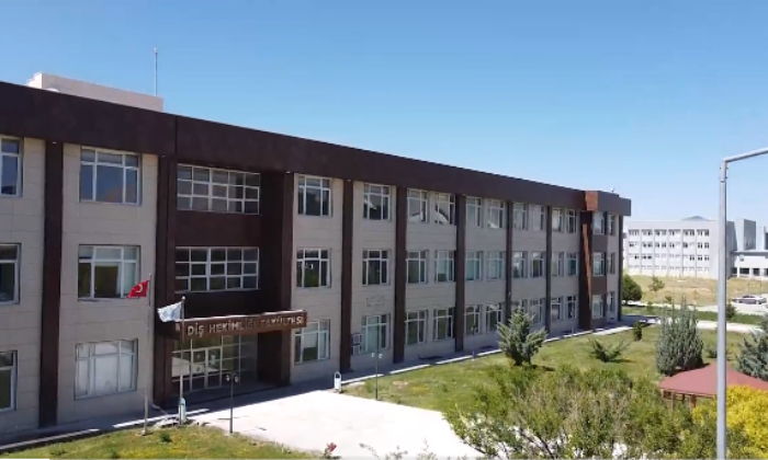 NİĞDE’DE MIZRAK KAMPÜSE SIĞMIYOR: DİŞ HEKİMLİĞİ FAKÜLTESİ HASTANESİ İHTİYACI GÜN GİBİ ORTADA