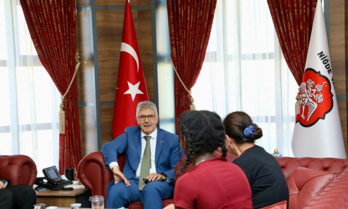 NİĞDE VALİSİ CAHİT ÇELİK, HALK GÜNÜ’NDE VATANDAŞLARLA BULUŞTU