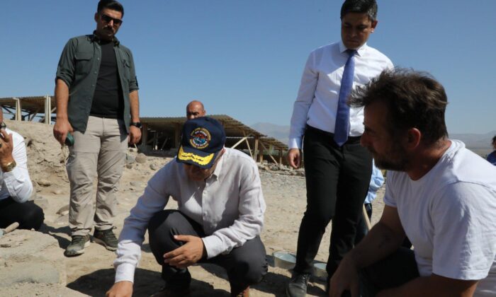 VALİ ÇELİK’TEN KINIK VE PORSUK-ZEYVE HÖYÜKLERİNE İNCELEME ZİYARETİ