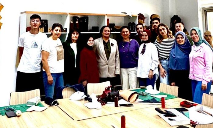 NİĞDE’DE İL KÜLTÜR VE TURİZM MÜDÜRÜ BAŞTÜRK’TEN DERİ KURSUNA ZİYARET