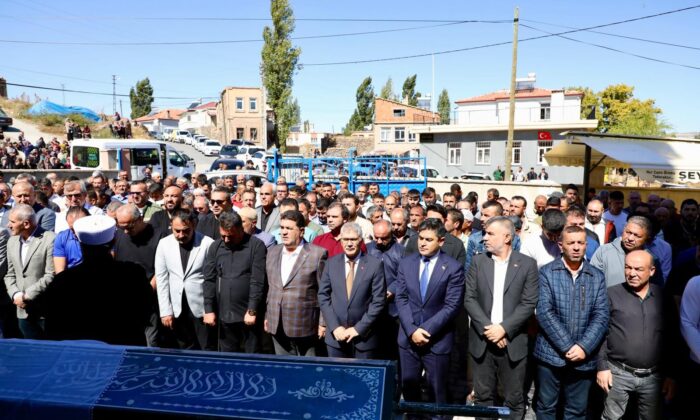 ADNAN ÖZER’İN ANNESİ ZEHRA ÖZER SON YOLCULUĞUNA UĞURLANDI