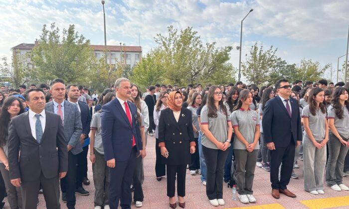 İL MÜDÜRÜ ELİF ÖZBEK, YENİ EĞİTİM YILI İLK BAYRAK TÖRENİNDE ÖĞRENCİLERLE BULUŞTU