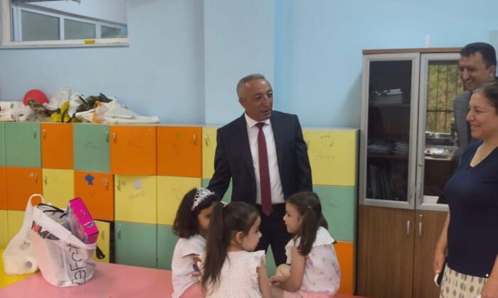 İLÇE MÜDÜRÜ MEHMET ÇALIŞIR, İLK DERS ZİLİNDE ÖĞRENCİLERİN YANINDA