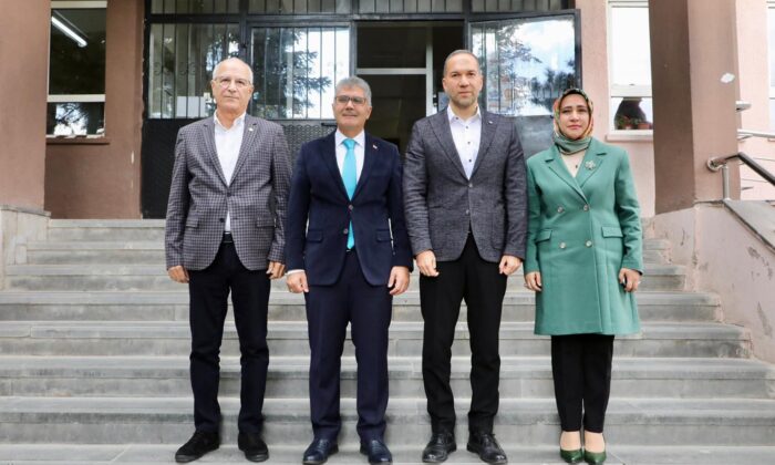 AYHAN ŞAHENK VAKFI’NDAN ÖĞRENCİLERE ANLAMLI HEDİYE