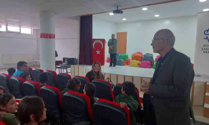 AYHAN ŞAHENK VAKFI’NDAN ÖĞRENCİLERE 29 EKİM HEDİYESİ