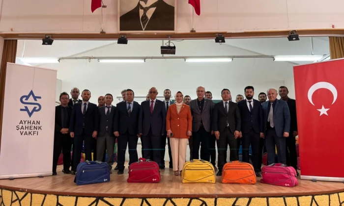 AYHAN ŞAHENK VAKFI’NDAN ALTUNHİSAR’DA ÖĞRENCİLERE CUMHURİYET HEDİYESİ