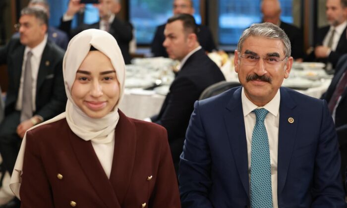 BABA KIZ NIĞDE İÇIN KOLLARI SIVADI