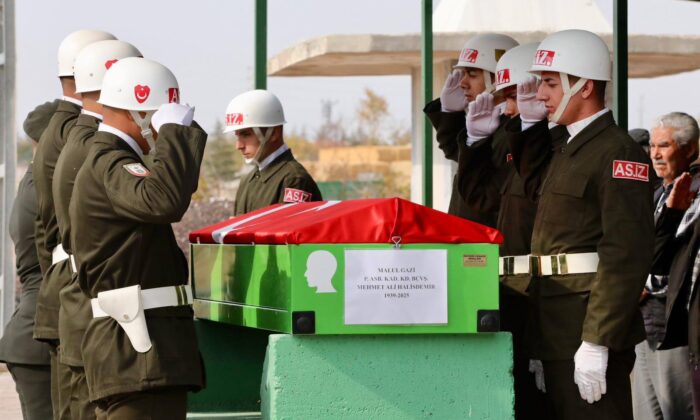 KIBRIS GAZİSİ MEHMET ALİ HALİSDEMİR SON YOLCULUĞUNA UĞURLANDI