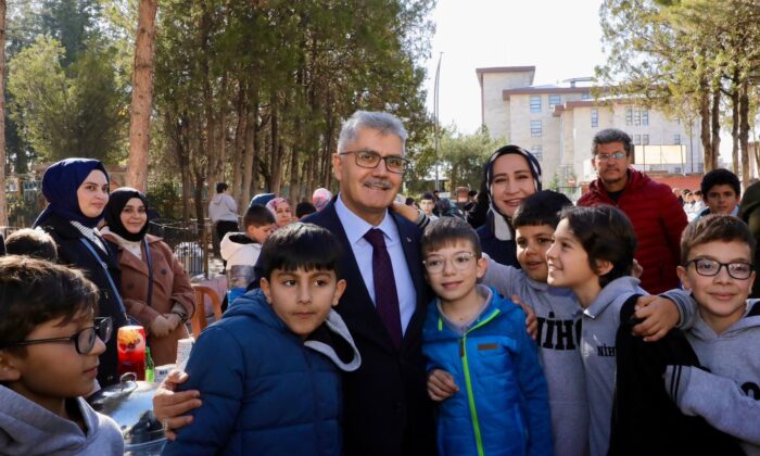 VALİ ÇELİK, ÖĞRENCİLERİN FİLİSTİN KERMESİNE DESTEK VERDİ