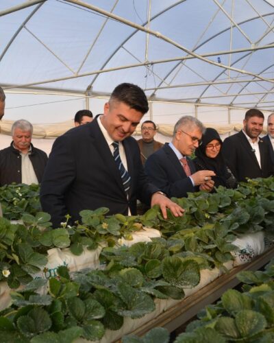 GÜMÜŞLER’DE TOPRAKSIZ TARIM ÇİLEK SERASI PROJESİ İÇİN TEMEL ATILDI