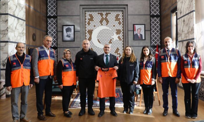 DÜNYA GÖNÜLLÜLER GÜNÜ’NDE AFAD GÖNÜLLÜLERİNDEN VALİ ÇELİK’E ZİYARET