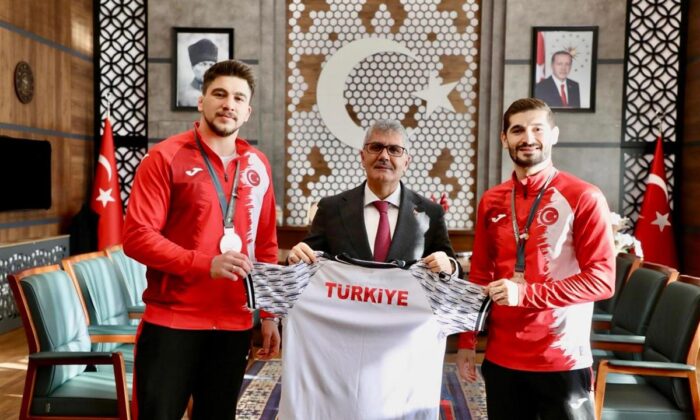 VALİ CAHİT ÇELİK, MİLLİ SPORCULARI KABUL ETTİ