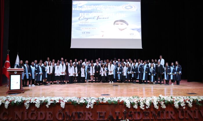 NÖHÜ’DE GELECEĞİN DİŞ HEKİMLERİ BEYAZ ÖNLÜKLERİNİ GİYDİ