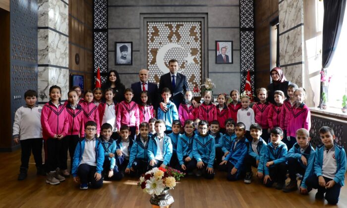 NİĞDE VALİSİ AKMEŞE MİNİK ÖĞRENCİLERİ AĞIRLADI