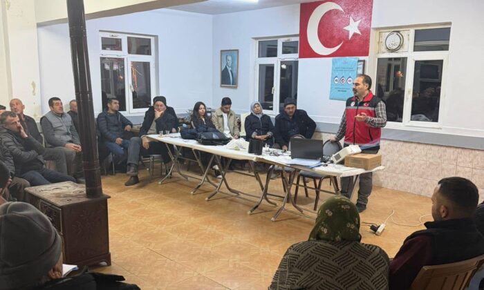 GÖKBEZ KÖYÜNDE ÜRETİCİLERE BİLİNÇLİ İLAÇLAMA EĞİTİMİ