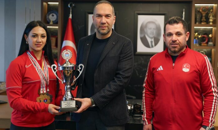 NİĞDE BELEDİYESİ MİLLİ KAYAKÇISI EBRU TUNCER’DEN ÇİFTE GURUR